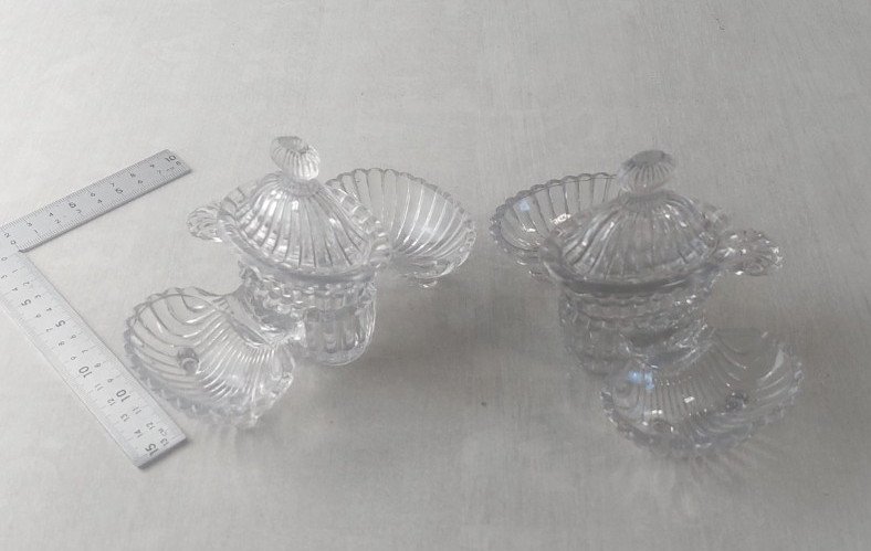 Paire d'anciens serviteurs à condiments en verre moulé ^