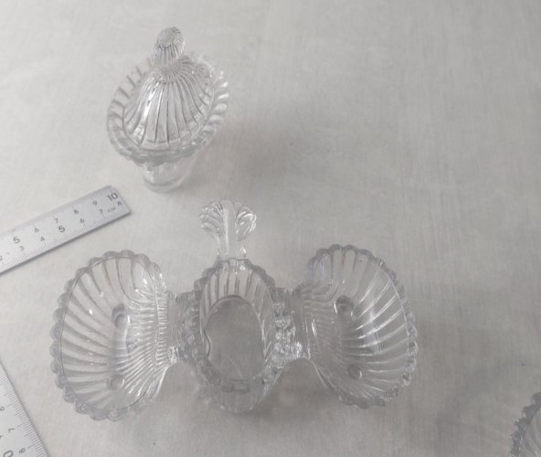 Paire d'anciens serviteurs à condiments en verre moulé ^