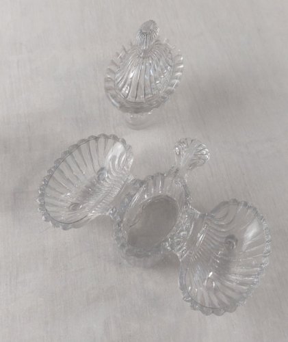 Paire d'anciens serviteurs à condiments en verre moulé ^