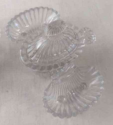 Paire d'anciens serviteurs à condiments en verre moulé ^