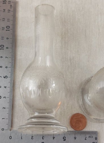 Paire d'anciens vase / soliflore de dinette, en verre gravé, à identifier