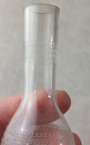 Paire d'anciens vase / soliflore de dinette, en verre gravé, à identifier