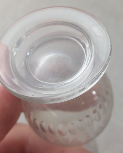 Paire d'anciens vase / soliflore de dinette, en verre gravé, à identifier