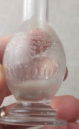 Paire d'anciens vase / soliflore de dinette, en verre gravé, à identifier