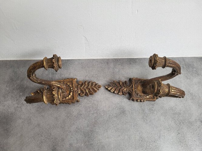 PAIRE D'APPIQUES A BOUGIE EN BOIS DORE