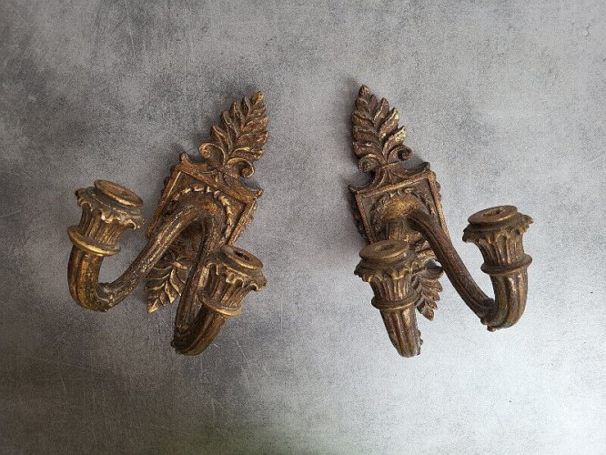 PAIRE D'APPIQUES A BOUGIE EN BOIS DORE