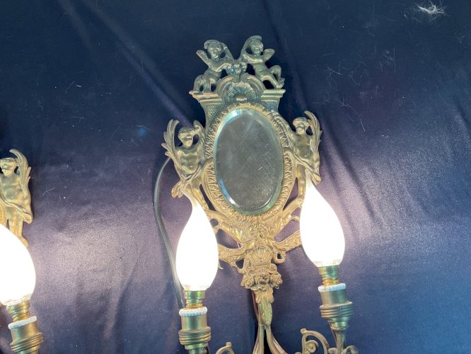 Paire d'appliques avec miroirs bisautés. Putti . Bronze. Napoléon III