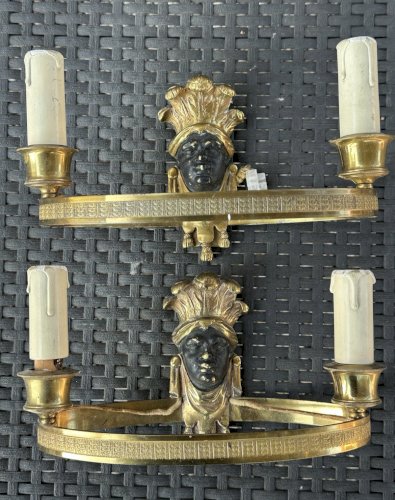 PAIRE D’APPLIQUES EN BRONZE DÉCOR CARIATIDES D’INDIGÈNES ÉPOQUE NAPOLÉON III