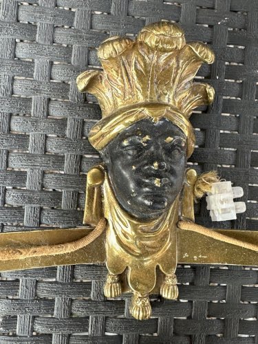 PAIRE D’APPLIQUES EN BRONZE DÉCOR CARIATIDES D’INDIGÈNES ÉPOQUE NAPOLÉON III