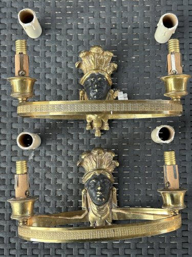 PAIRE D’APPLIQUES EN BRONZE DÉCOR CARIATIDES D’INDIGÈNES ÉPOQUE NAPOLÉON III