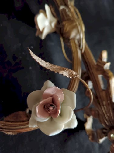 Paire d'appliques en bronze doré et fleurs en céramique.