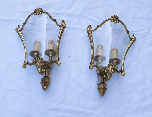 Paire d'appliques en bronze et verre bombé