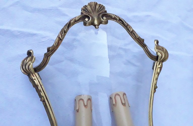 Paire d'appliques en bronze et verre bombé