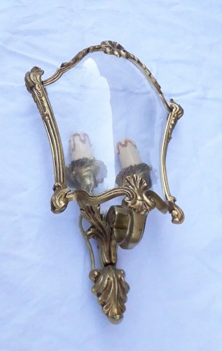 Paire d'appliques en bronze et verre bombé