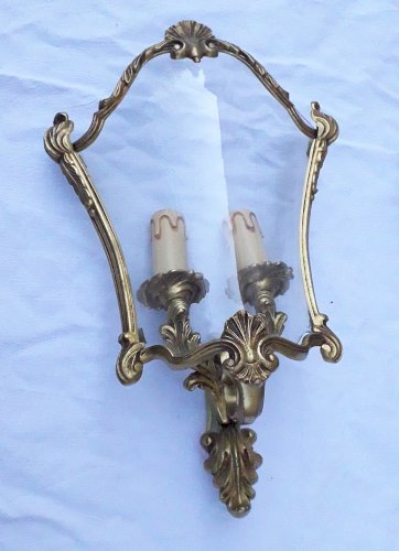 Paire d'appliques en bronze et verre bombé