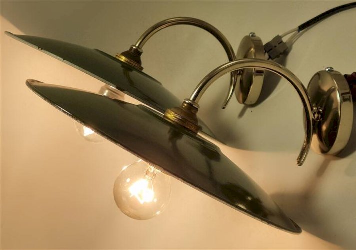 Paire dappliques en tôle émaillée