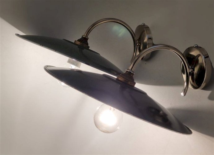 Paire dappliques en tôle émaillée