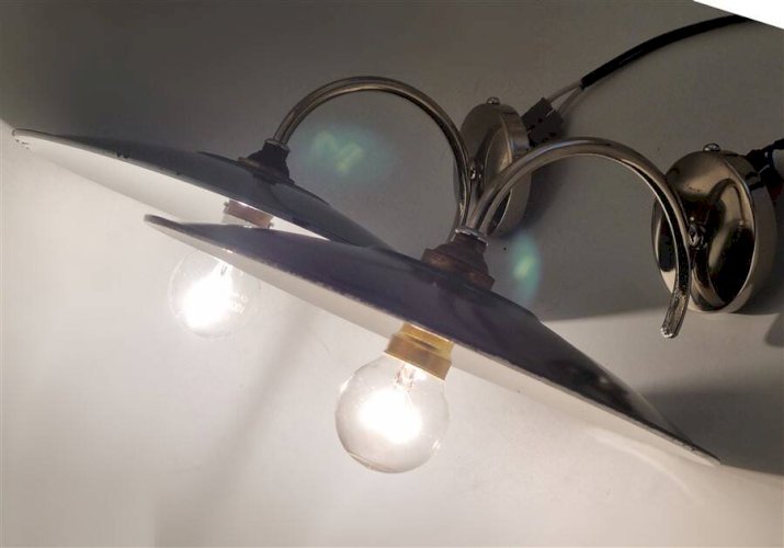 Paire dappliques en tôle émaillée