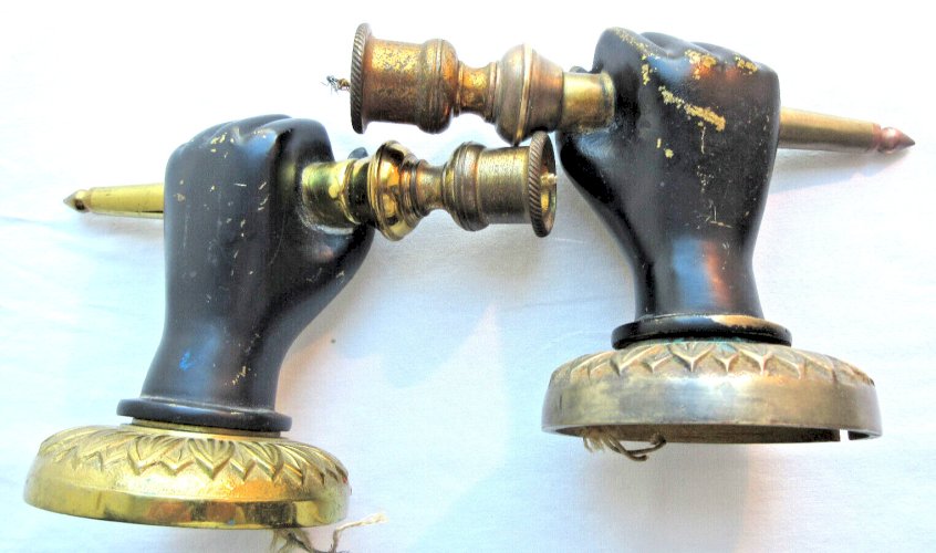 Paire d'appliques murales Napoléon III en bronze Mains noires tenant un flambeau