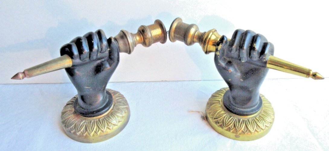 Paire d'appliques murales Napoléon III en bronze Mains noires tenant un flambeau