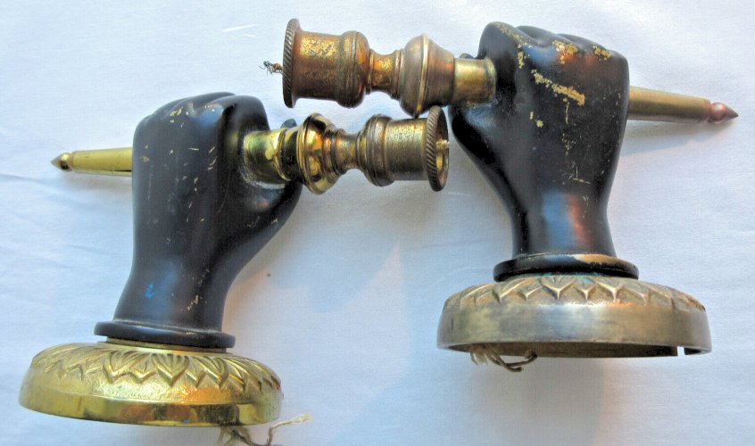 Paire d'appliques murales Napoléon III en bronze Mains noires tenant un flambeau