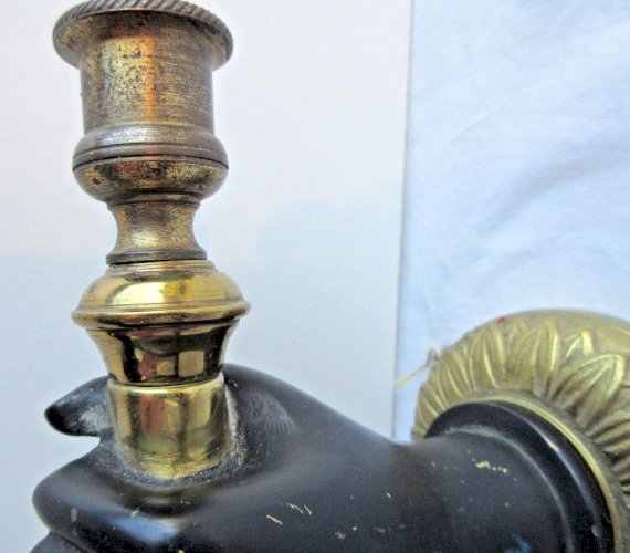 Paire d'appliques murales Napoléon III en bronze Mains noires tenant un flambeau