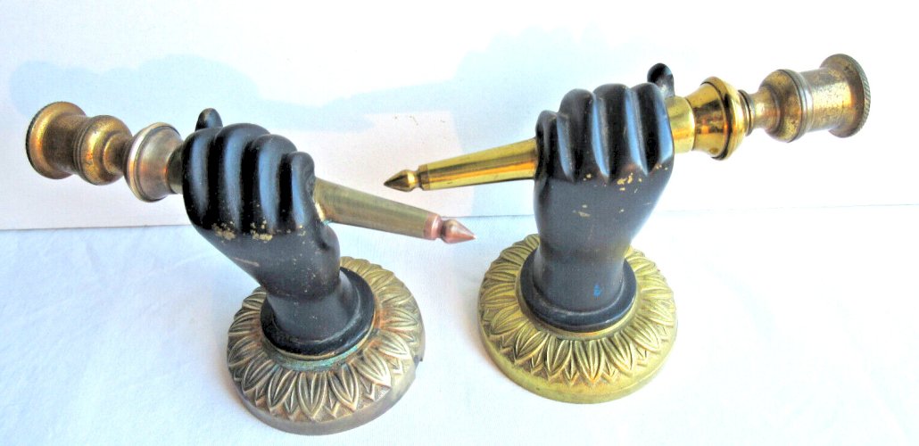 Paire d'appliques murales Napoléon III en bronze Mains noires tenant un flambeau