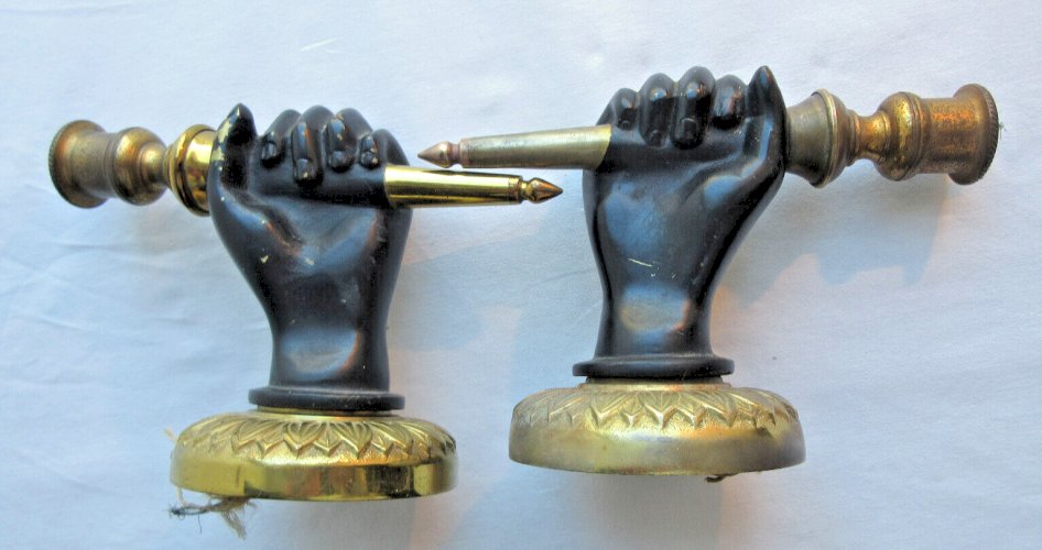 Paire d'appliques murales Napoléon III en bronze Mains noires tenant un flambeau