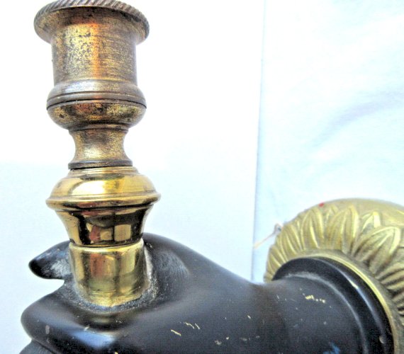 Paire d'appliques murales Napoléon III en bronze Mains noires tenant un flambeau