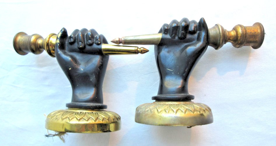 Paire d'appliques murales Napoléon III en bronze Mains noires tenant un flambeau