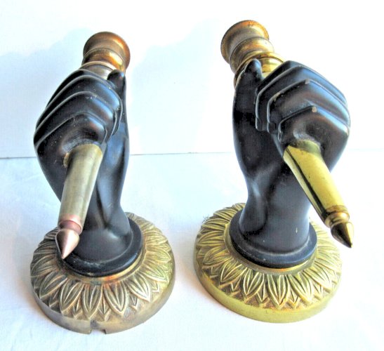 Paire d'appliques murales Napoléon III en bronze Mains noires tenant un flambeau