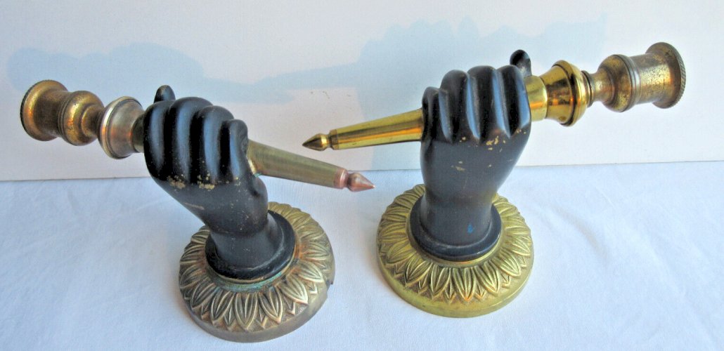 Paire d'appliques murales Napoléon III en bronze Mains noires tenant un flambeau