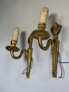 Paire d'appliques murales vintage dorées – Style Louis XVI – Luminaires néoclassiques français