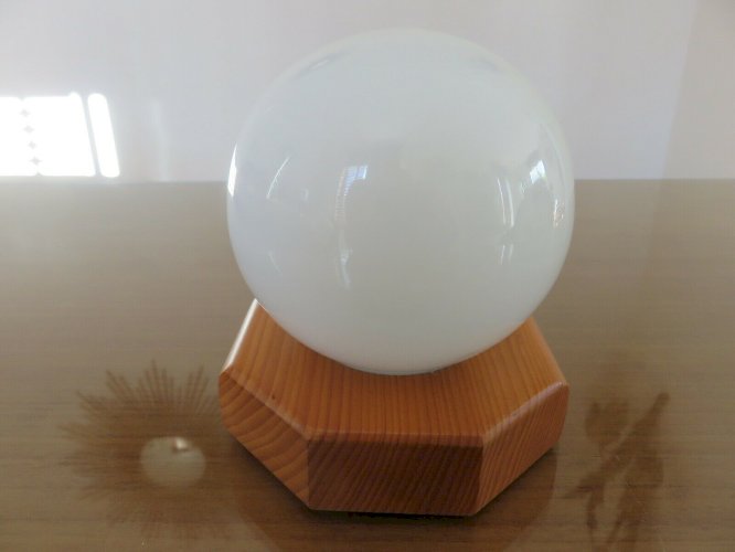 PAIRE DAPPLIQUES SCANDINAVES MINIMALISTES EN SAPIN ET OPALINE ANNEES 80 VINTAGE