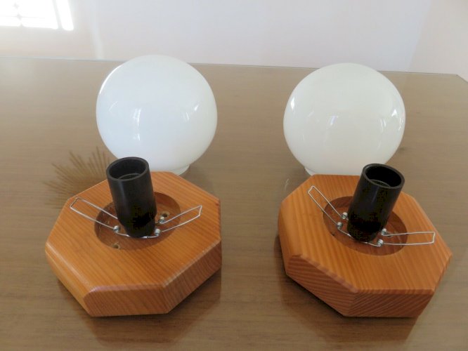 PAIRE DAPPLIQUES SCANDINAVES MINIMALISTES EN SAPIN ET OPALINE ANNEES 80 VINTAGE