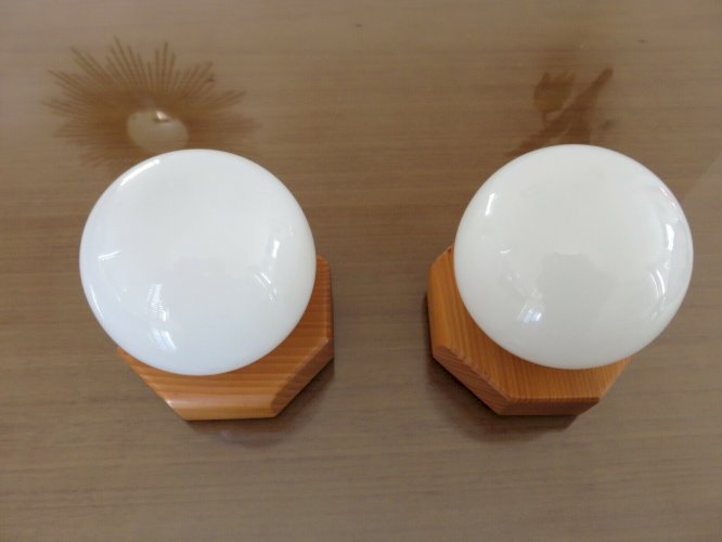 PAIRE DAPPLIQUES SCANDINAVES MINIMALISTES EN SAPIN ET OPALINE ANNEES 80 VINTAGE