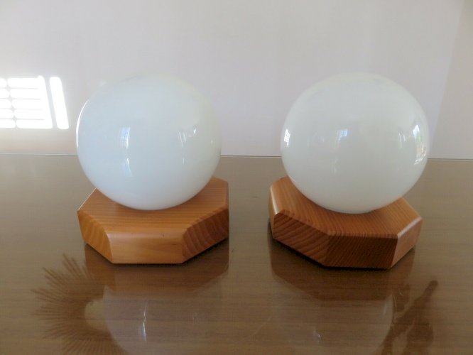 PAIRE DAPPLIQUES SCANDINAVES MINIMALISTES EN SAPIN ET OPALINE ANNEES 80 VINTAGE