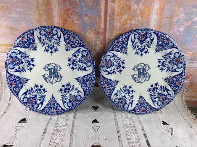 Paire d’assiettes anciennes Gien – Faïence décor bleu & monogramme R – 21,7 cm