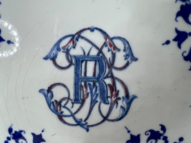 Paire d’assiettes anciennes Gien – Faïence décor bleu & monogramme R – 21,7 cm