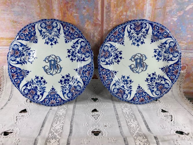 Paire d’assiettes anciennes Gien – Faïence décor bleu & monogramme R – 21,7 cm