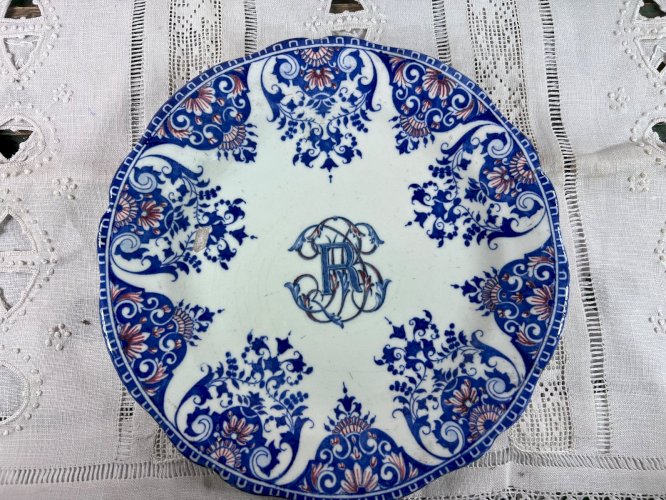 Paire d’assiettes anciennes Gien – Faïence décor bleu & monogramme R – 21,7 cm