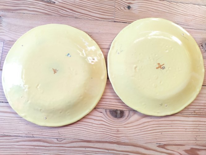 Paire d'Assiettes Anciennes Lunéville - décor aux Bleuets sur fond jaune