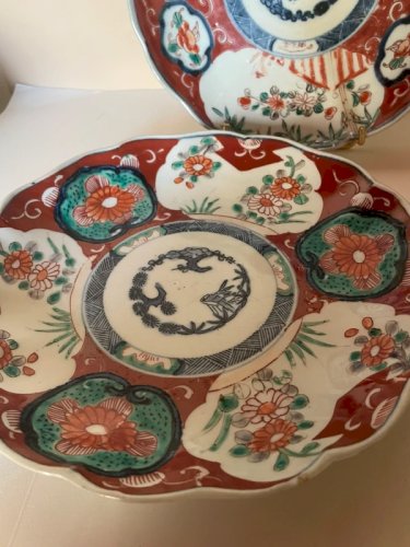 Paire dassiettes creuses anciennes en porcelaine Imari - Japon XIXe siècle