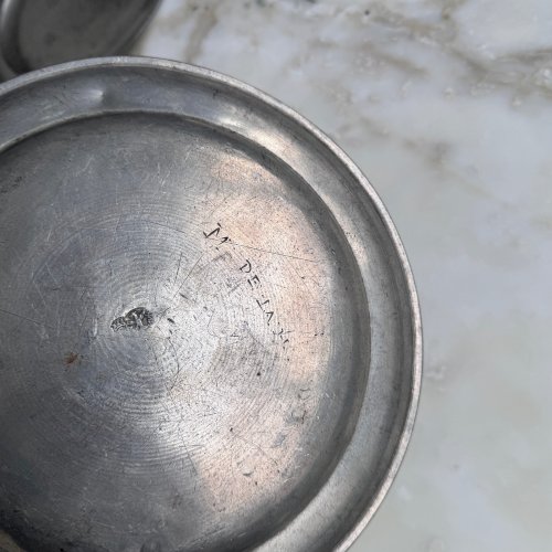 Paire d'assiettes en étain XVIIIe portant des poinçons M3405