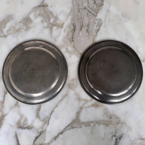 Paire d'assiettes en étain XVIIIe portant des poinçons M3405