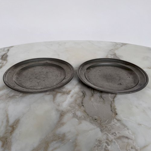 Paire d'assiettes en étain XVIIIe portant des poinçons M3405