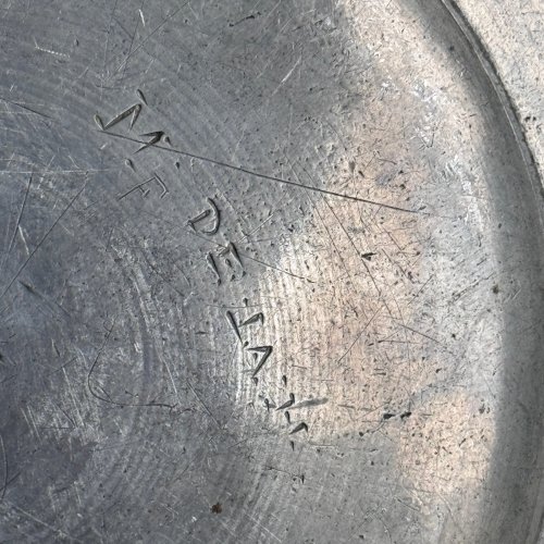 Paire d'assiettes en étain XVIIIe portant des poinçons M3405