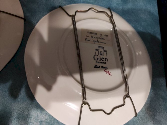Paire dassiettes en faïence de Gien peintes à la main