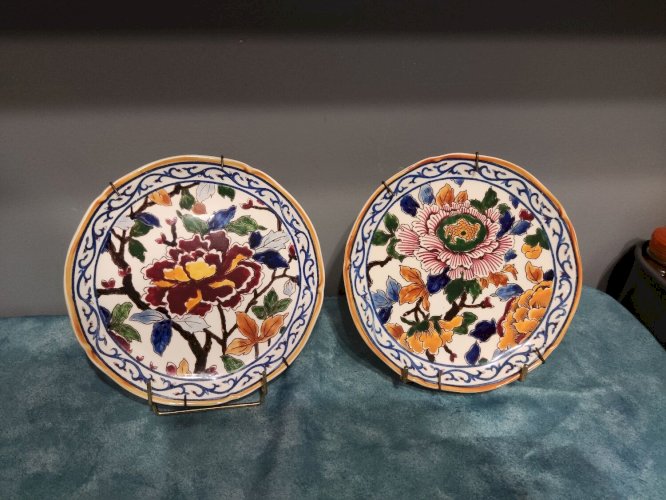 Paire dassiettes en faïence de Gien peintes à la main