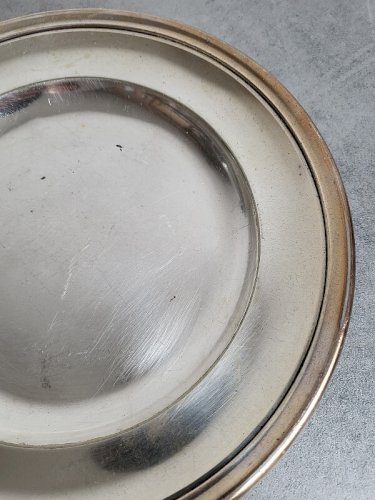 PAIRE D'ASSIETTES EN METAL ARGENTE MORLOT